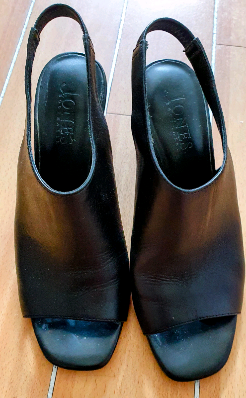 BLACK WEDGES - SIZE 5