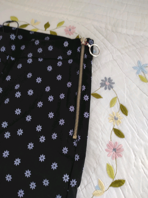 Ladies trousers size XS- new 