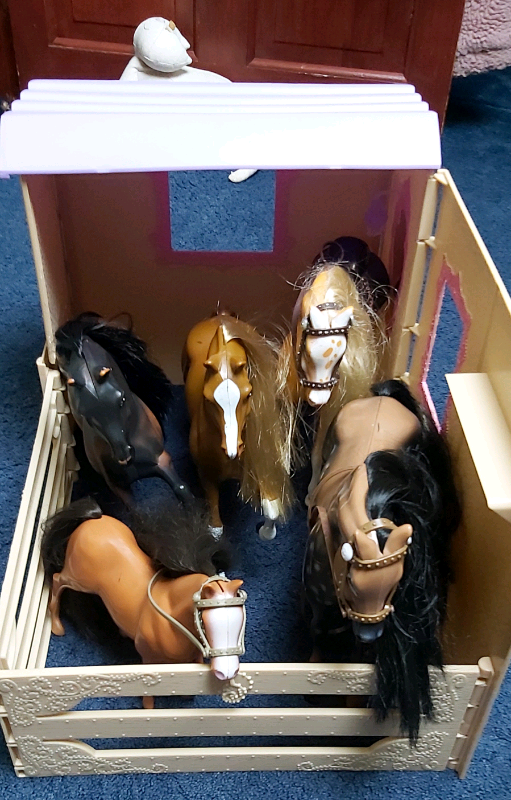 Girls horses and stable play set x7 horses