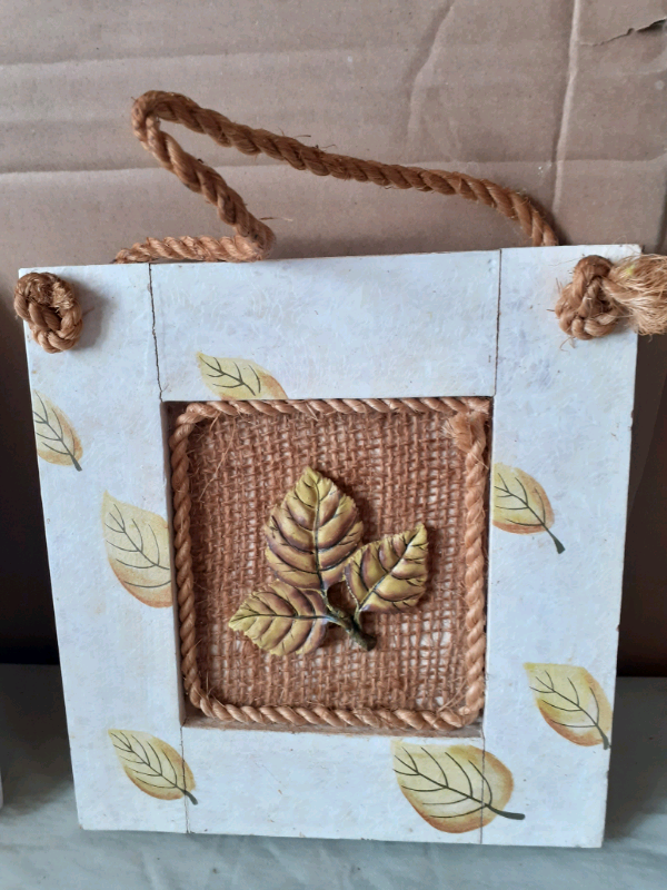 SET OF TWO WOOD EFFECT PLAQUES 