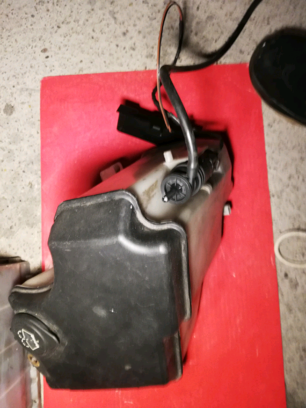 BMW E46 windscreen washer water holder with motor