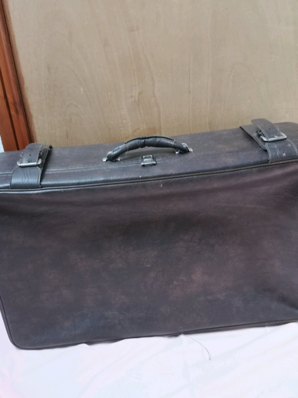 Medium size suitcase with wheels in excellent condition