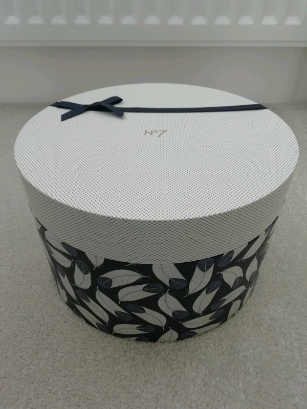 No 7 Beauty make up hat storage gift box