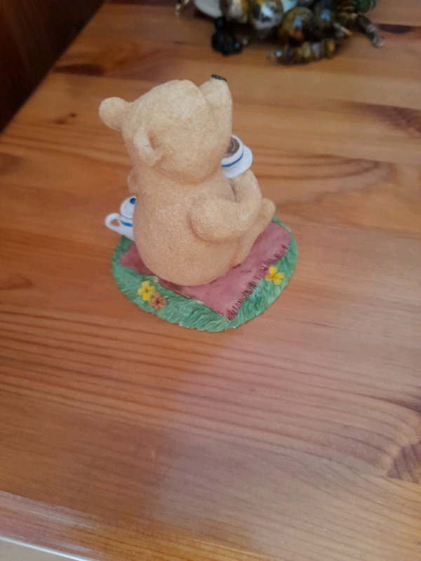 Classic Pooh, Pooh drinking tea figurine
