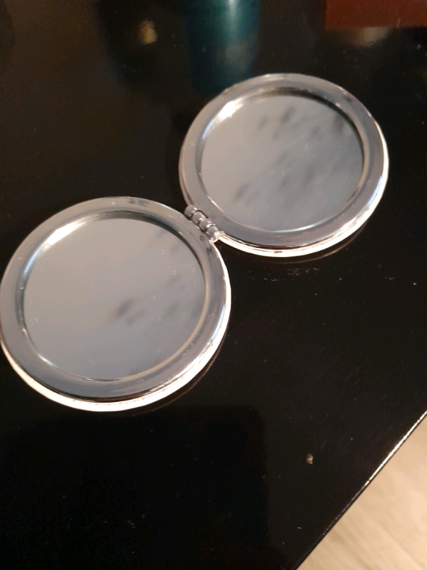 Beautiful compact mirror