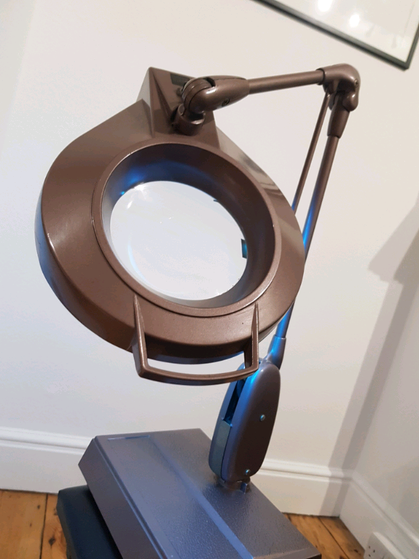 Illuminated Magnifier Table Lamp