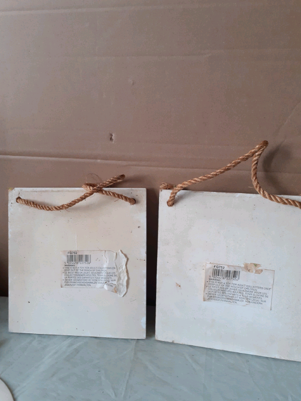 SET OF TWO WOOD EFFECT PLAQUES 
