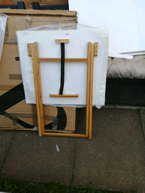 Folding table 