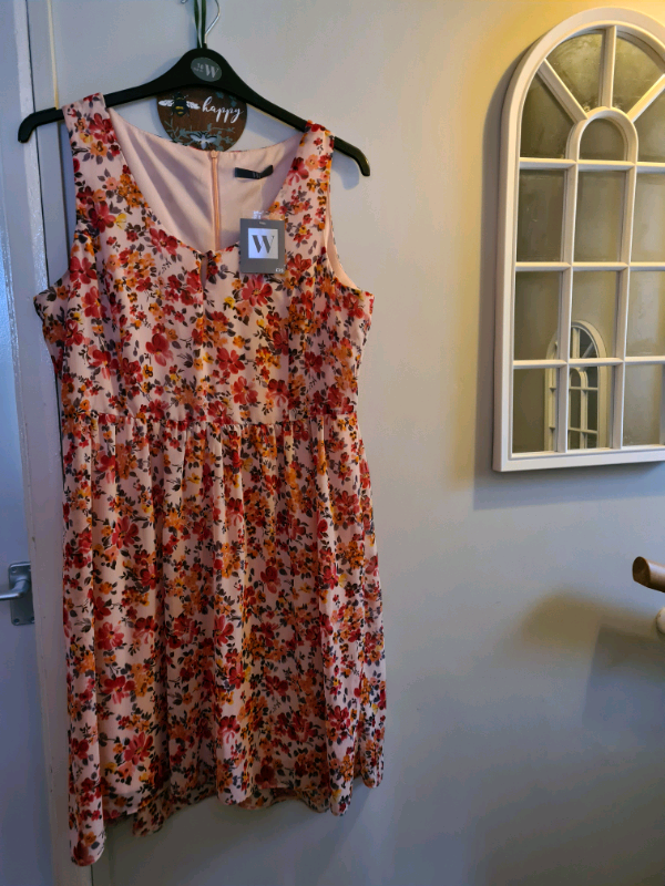 image for Ladies peach floral dress size 18 new with tags, slight damage