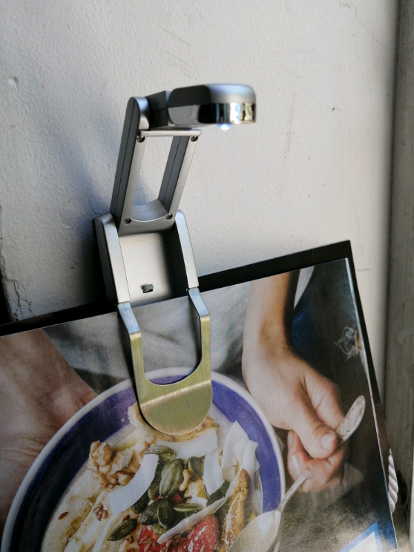 Book light automatically opens 