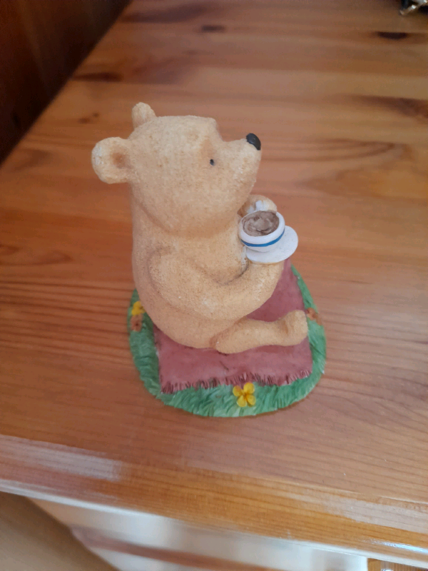 Classic Pooh, Pooh drinking tea figurine