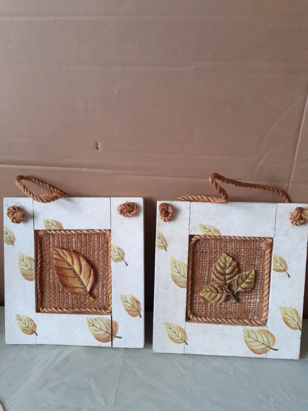 SET OF TWO WOOD EFFECT PLAQUES 