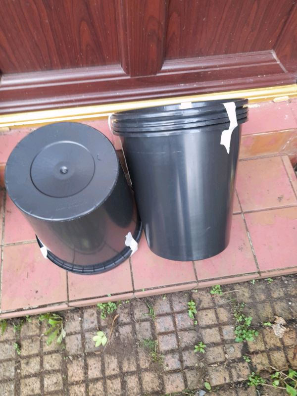 Large black pots 25cm wide 26cm deep 
