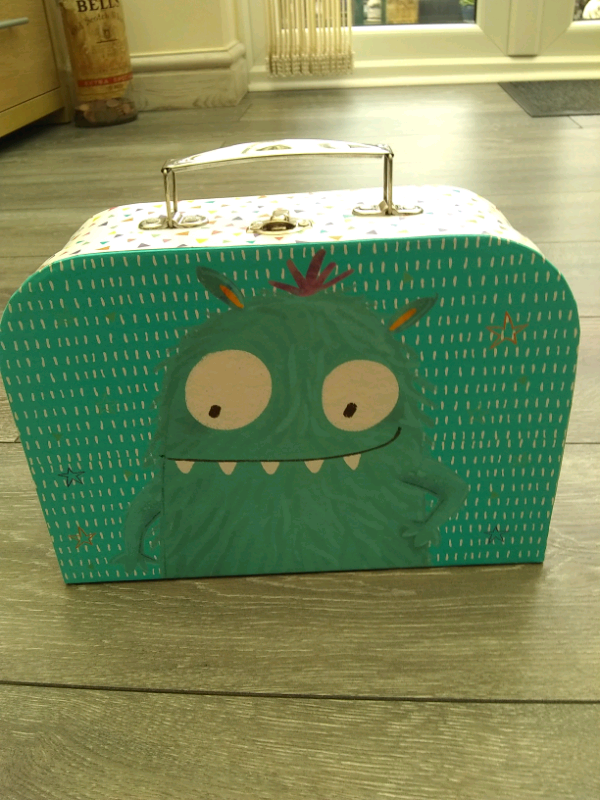 2 children's storage carry case