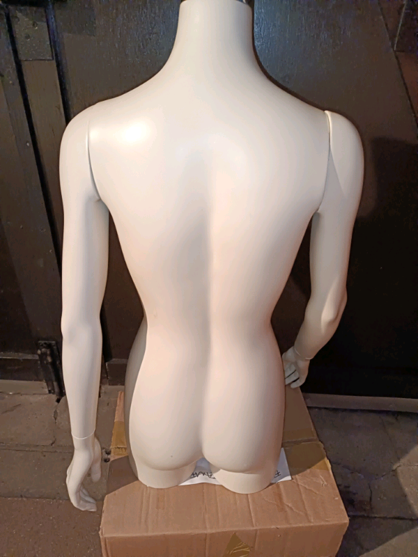 QUALITY BONAVERI Female ¾ Torso  SIZE FIBREGLASS MANNEQUIN Feestanding