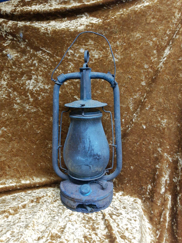 image for Vintage distressed oil lamp, ideal for display, Halloween, xmas, manca