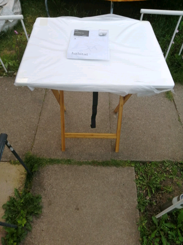 Folding table 