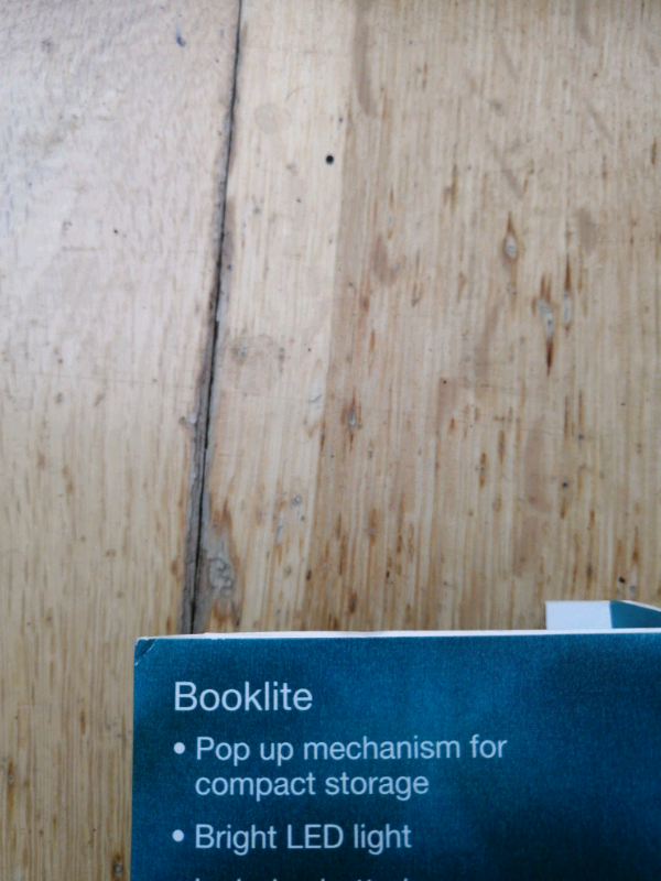 Book light automatically opens 