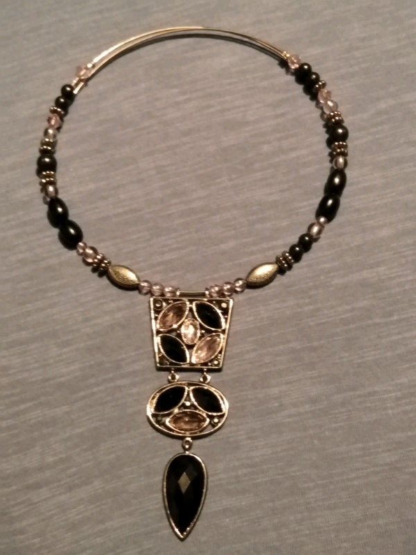 Ladies choker style necklace-unworn! 