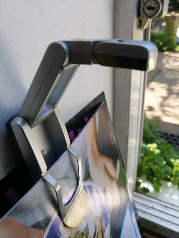 Book light automatically opens 