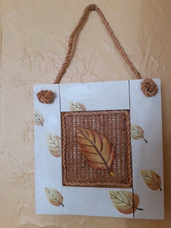 SET OF TWO WOOD EFFECT PLAQUES 
