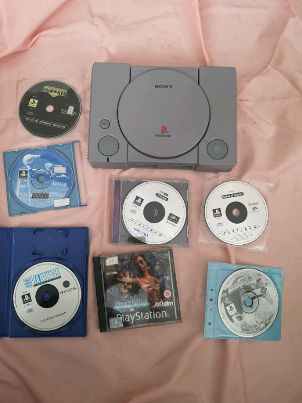 Sony PlayStation (Ps1) console with 7 games. 