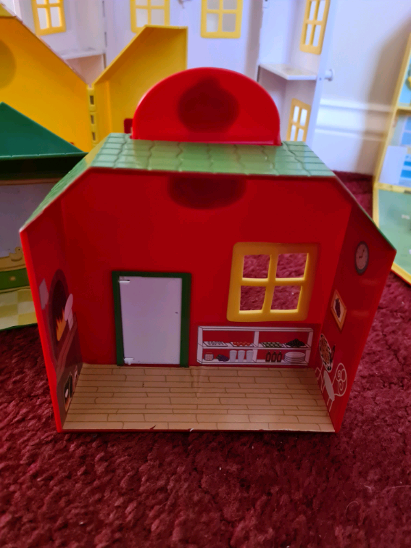 Lots of peppa pig rooms and house, all store inside, cost £50