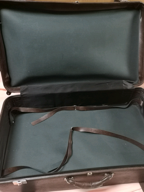Medium size suitcase with wheels in excellent condition