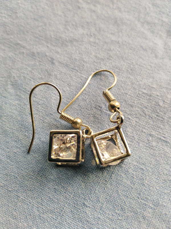 Cubed glass earrings.. *Brand new*