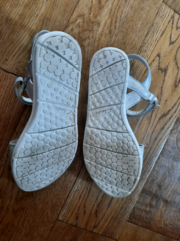 CLARKS 2f silver sandals