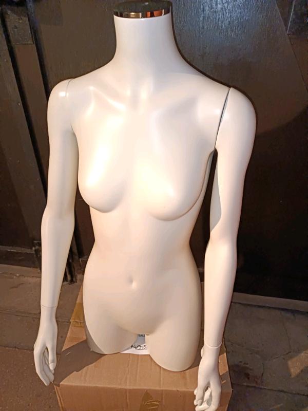 image for QUALITY BONAVERI Female ¾ Torso  SIZE FIBREGLASS MANNEQUIN Feestanding