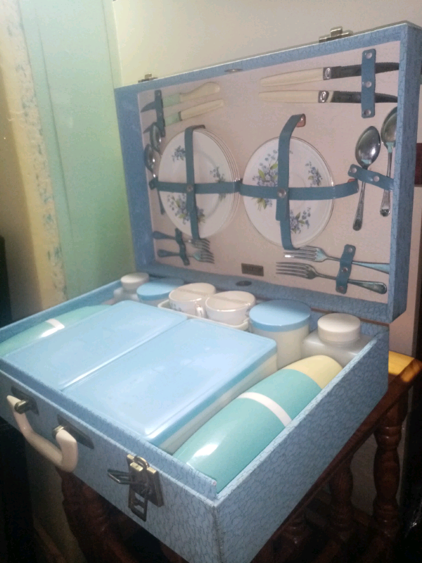 image for Brexton retro picnic basket 