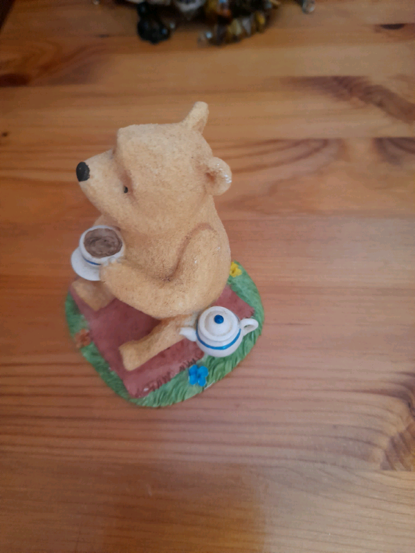 Classic Pooh, Pooh drinking tea figurine