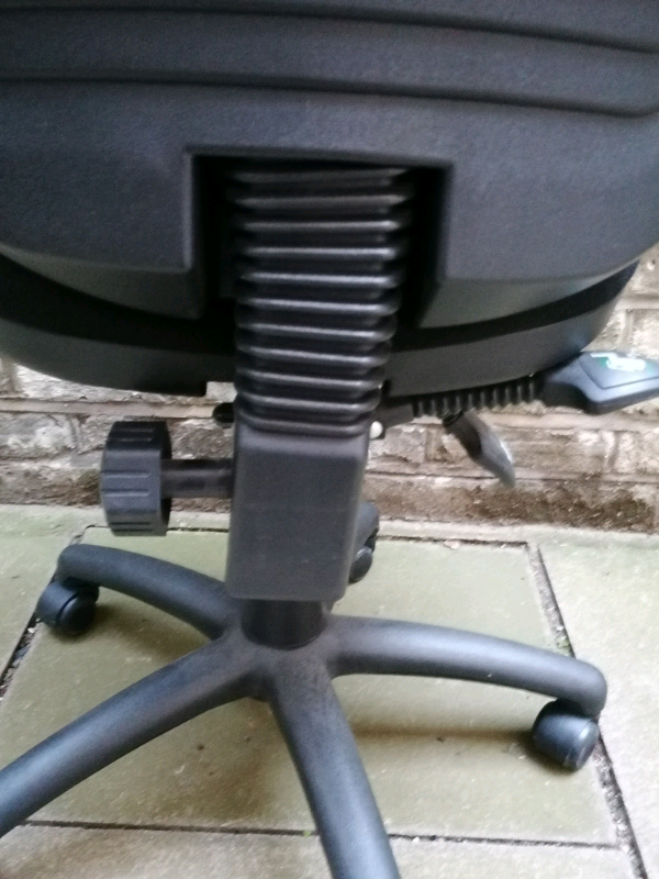 ERGONOMIC BLACK SWIVEL OFFICE CHAIR - 2 x ADJUSTMENT LEVERS & ARM REST
