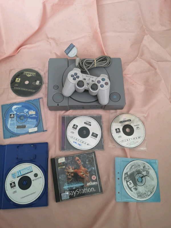 Sony PlayStation (Ps1) console with 7 games. 