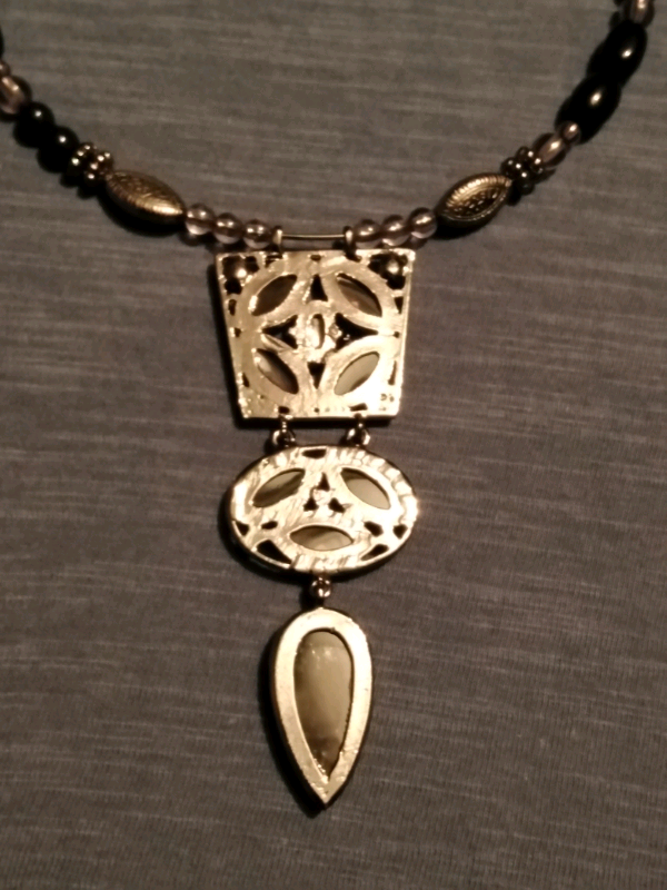 Ladies choker style necklace-unworn! 