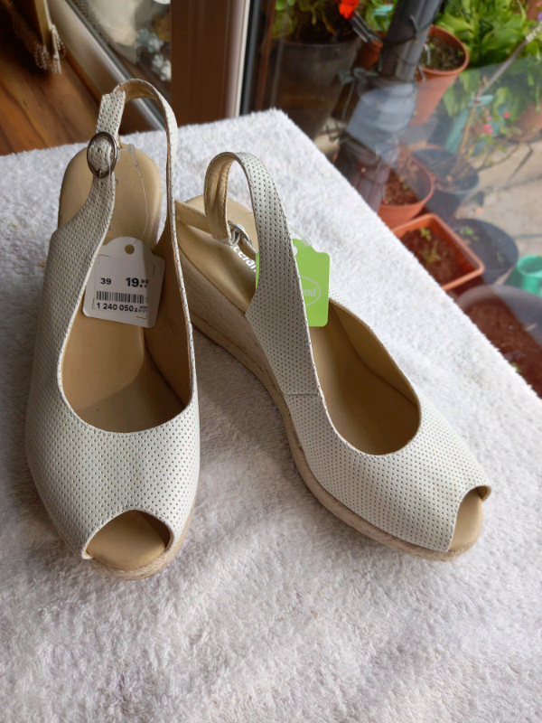 image for NEW SHOE / SANDLE CREAM SIZE 39