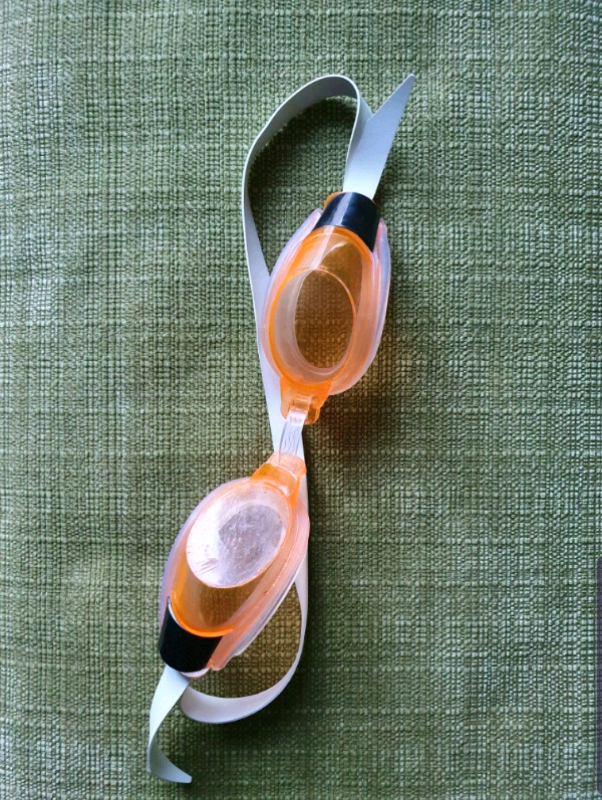 SWIMMING GOGGLES
