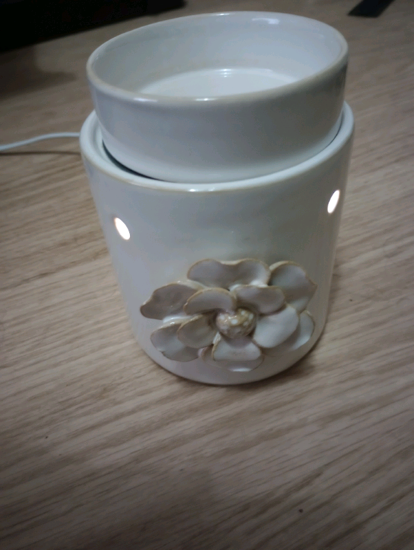 Scentsy warmer with 4 packets of wax (Luna & Lemon Verbena) 