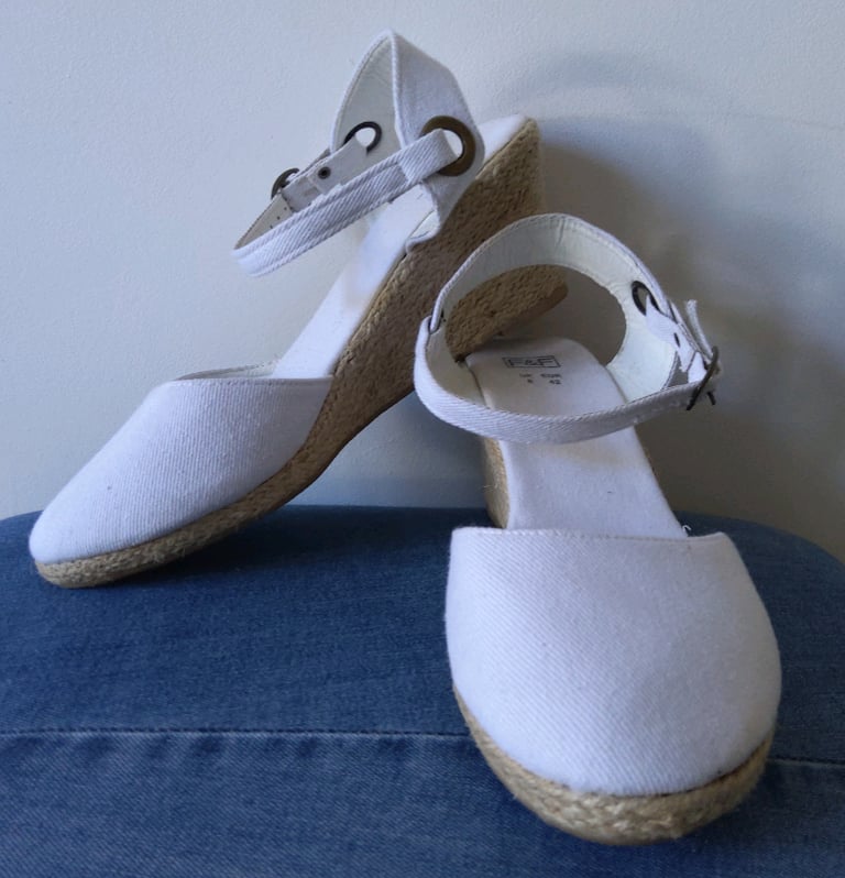 
Ladies shoes white canvas wedge heel uk size 8 ,eu 42
