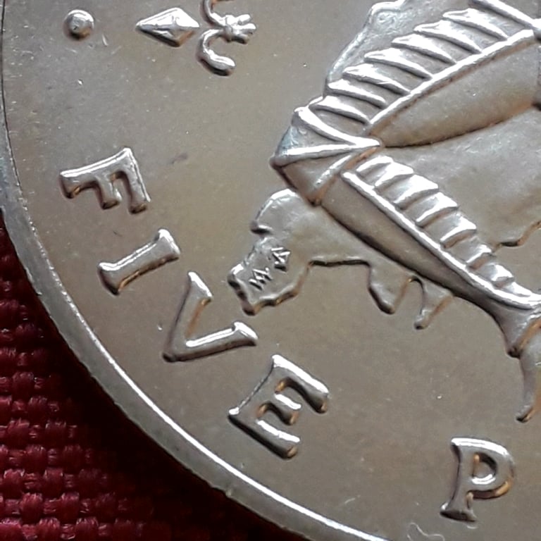 £5 FIVE POUNDS 1981 - Scarcer AB mintmark - Isle of Man coin 