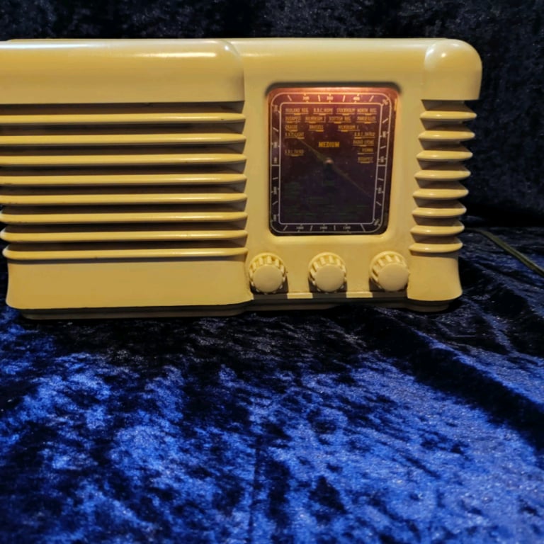 image for Cream Bakelite radio 
