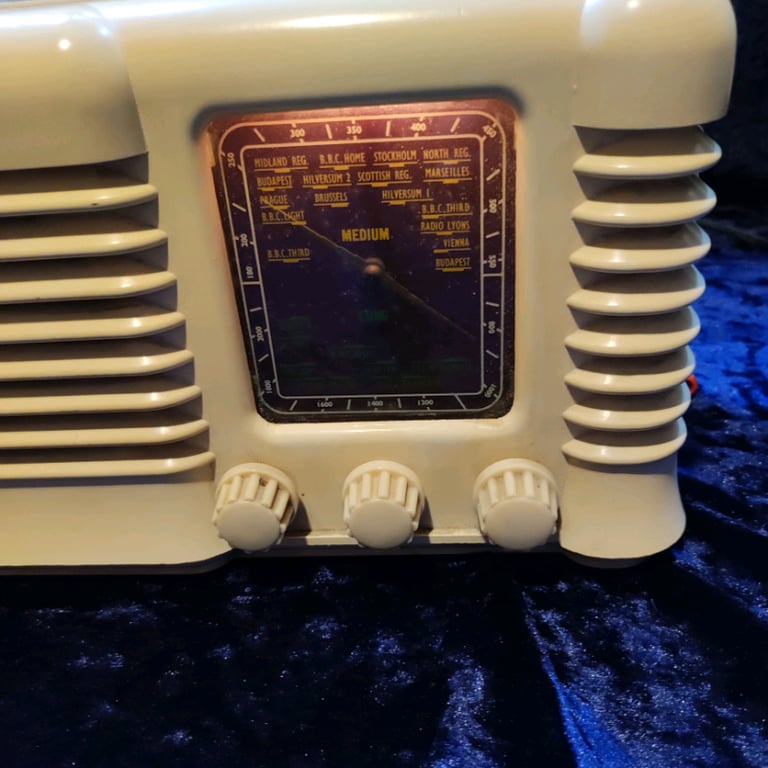 Cream Bakelite radio 