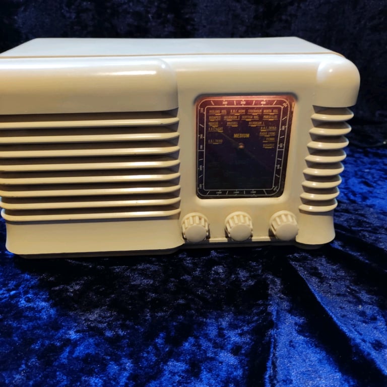 Cream Bakelite radio 