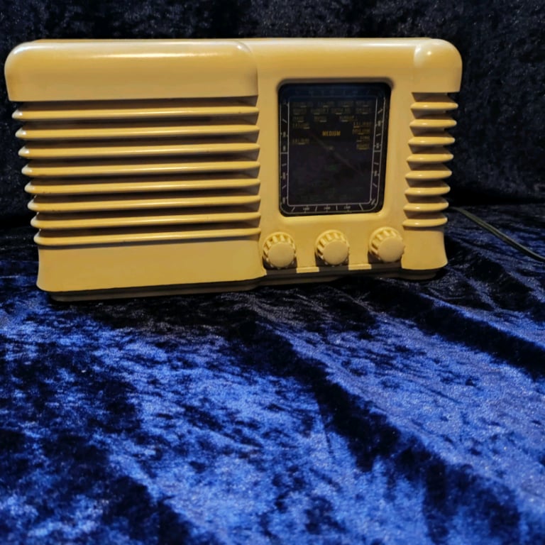 Cream Bakelite radio 