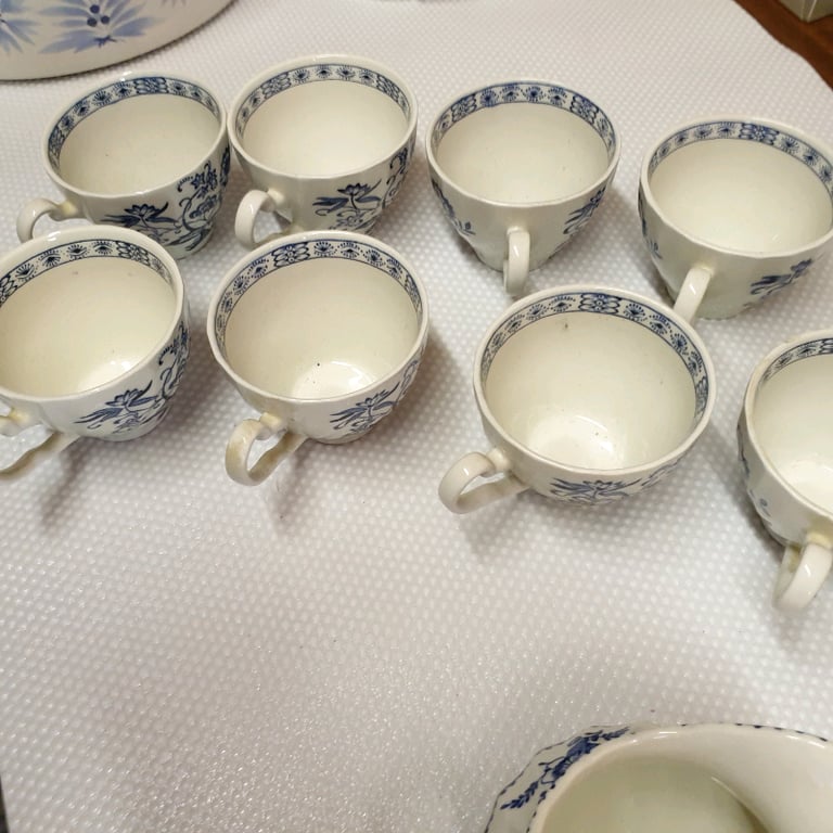 8 nice cups and matching jug