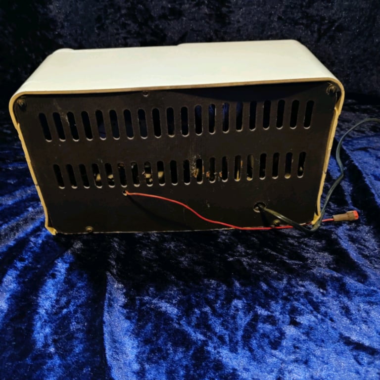 Cream Bakelite radio 