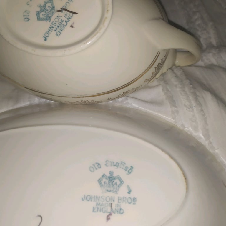 Some collectable plates have two others with flowers 