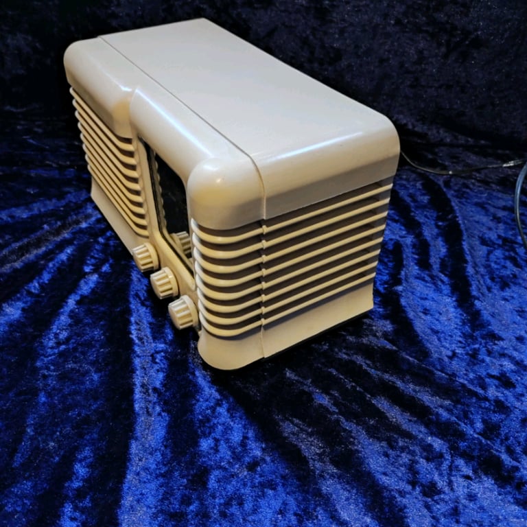 Cream Bakelite radio 