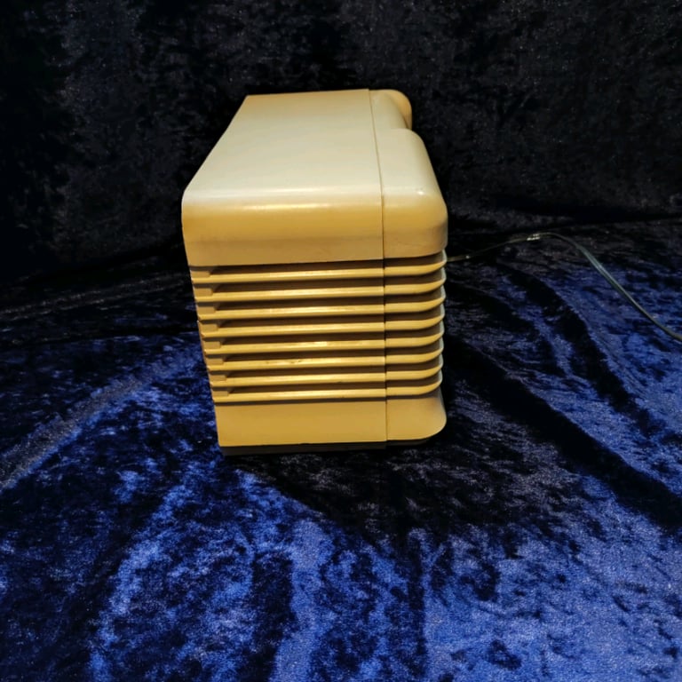 Cream Bakelite radio 